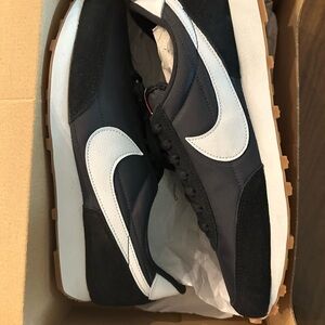 NWT Women’s Nike Daybreak Sneakers